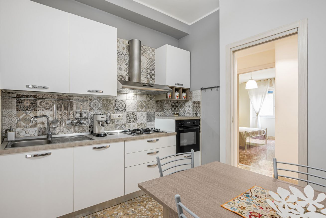 Fridge, oven, stovetop, coffee/tea maker