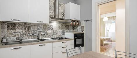 Fridge, oven, stovetop, coffee/tea maker