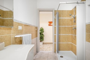 Douche, sèche-cheveux, bidet, serviettes fournies