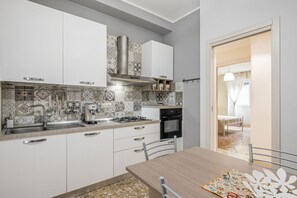Réfrigérateur, four, plaque de cuisson, cafetière/bouilloire