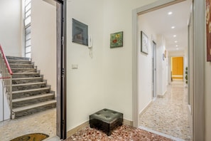 Interior - GuestHost - Spacious 100 sqm apartment in Catania, ideal for 8 people, located on the second floor of a building with an elevator (not suitable for disabled individuals). The accommodation features two balconies and is near Villa Bellini, one of the city (Catania)