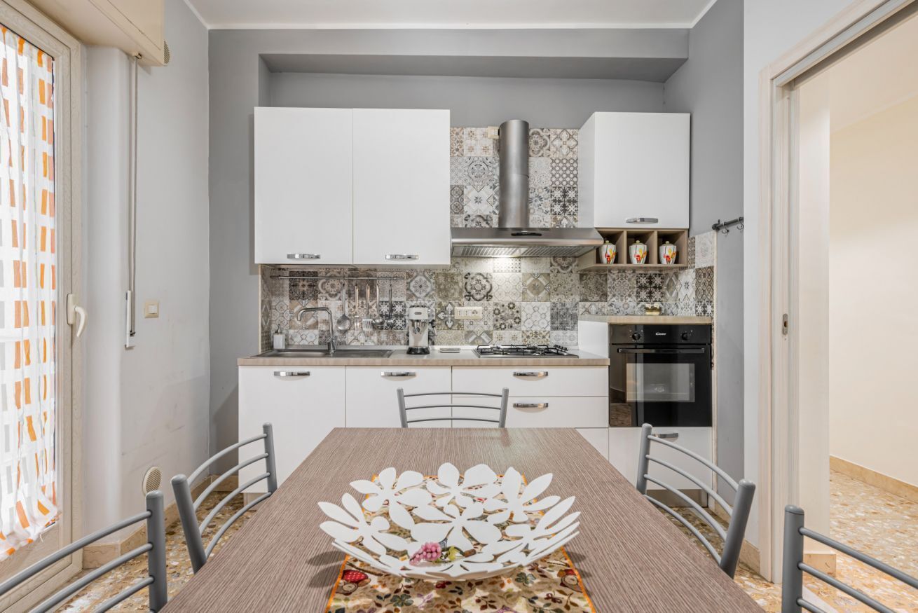 Fridge, oven, stovetop, coffee/tea maker