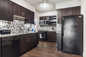 Refrigerador, microondas, horno y parrilla de estufa 