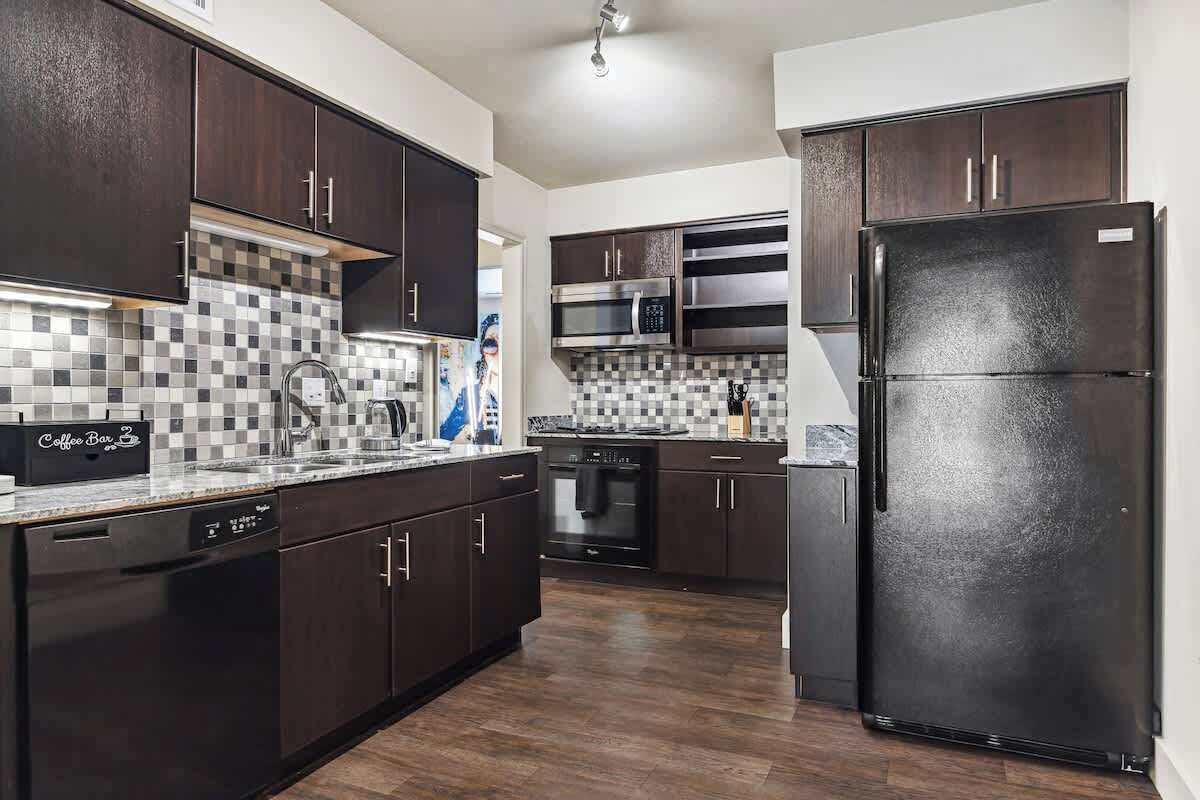 Kjøleskap, mikrobølgeovn, ovn og kokeplater