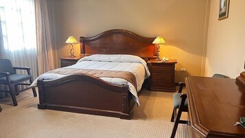 Habitación clásica, vistas a la ciudad | Escritorio, espacio para trabajar con un portátil, wifi gratis