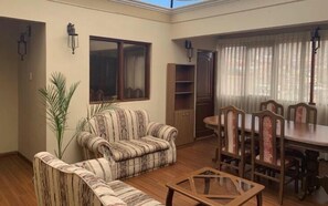 Classic Room, City View | Living area