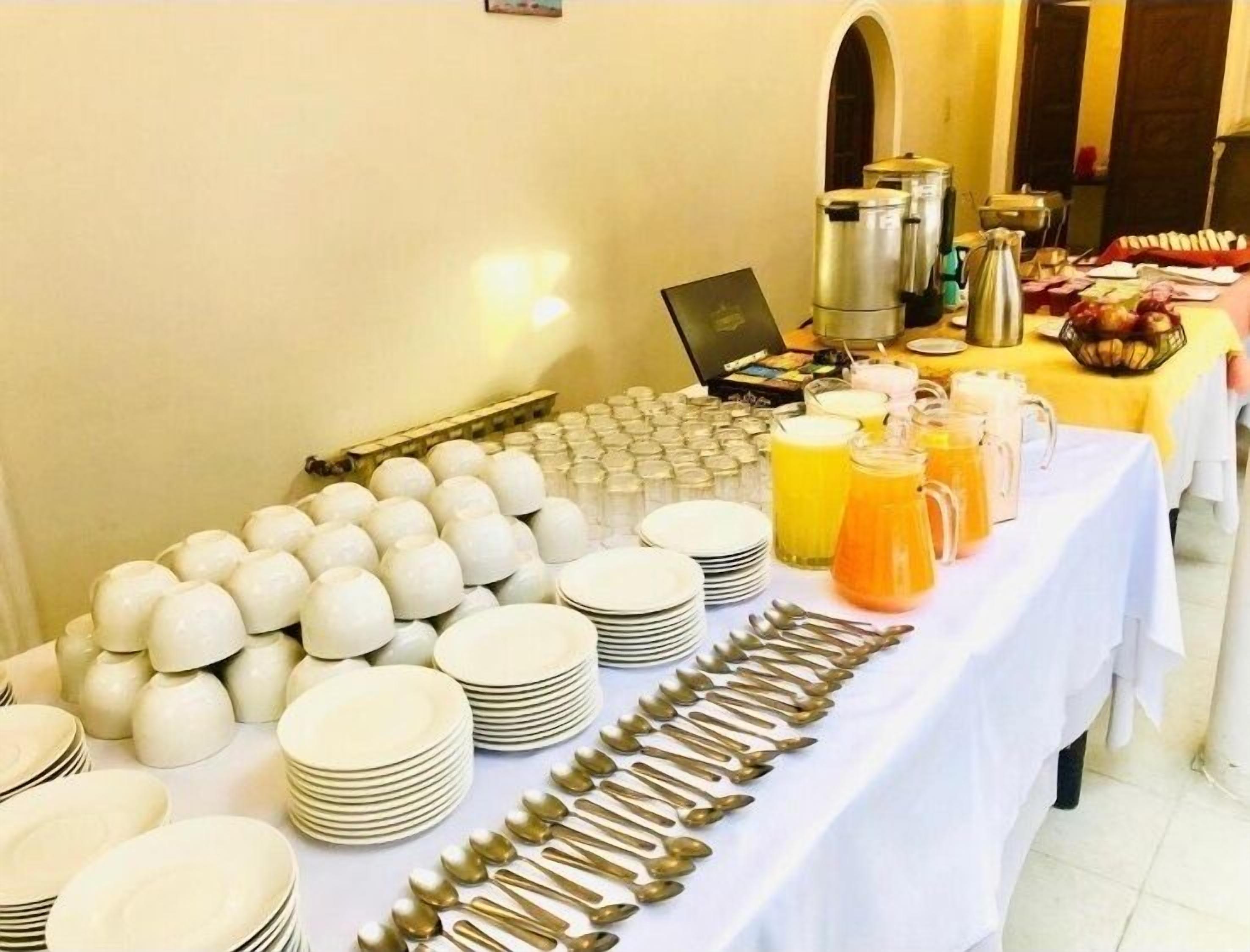 Habitación clásica, vistas a la ciudad | Desayuno estilo bufé | Desayuno bufé gratuito y diario