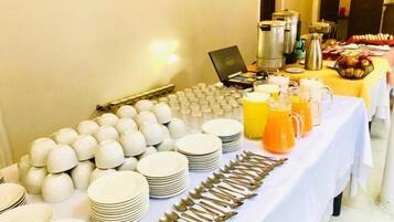 Habitación clásica, vista a la ciudad | Desayuno buffet | Desayuno buffet incluido todos los días