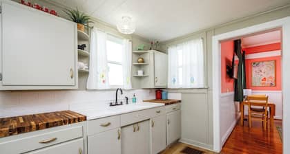 King Bed, Pet Friendly, Main Floor, Walk Downtown