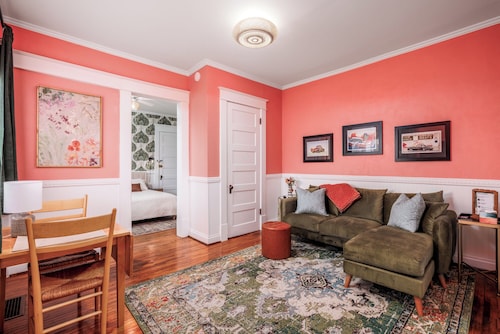 King Bed, Pet Friendly, Main Floor, Walk Downtown