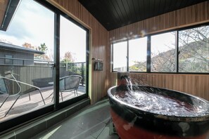 標準別墅 | 浴室 | 獨立浴缸和淋浴設備、免費盥洗用品、吹風機、拖鞋