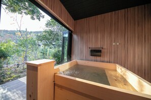 Deluxe Villa | Bathroom | Separate tub and shower, free toiletries, hair dryer, slippers