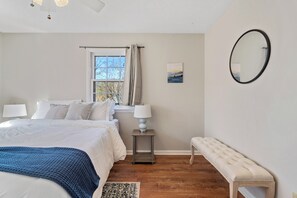 4 多间卧室、办公桌、熨斗/熨衣板、旅行婴儿床