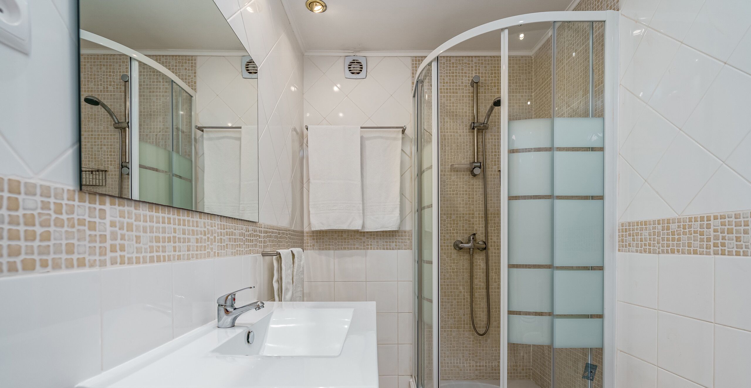 Douche, sèche-cheveux, serviettes fournies, savon