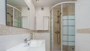 Douche, sèche-cheveux, serviettes fournies, savon