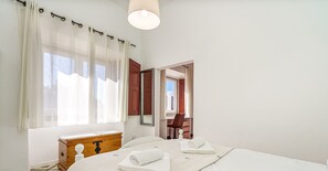 2 Schlafzimmer, Schreibtisch, Bügeleisen/Bügelbrett, kostenloses WLAN