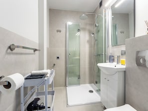 Doccia, asciugacapelli, asciugamani, sapone
