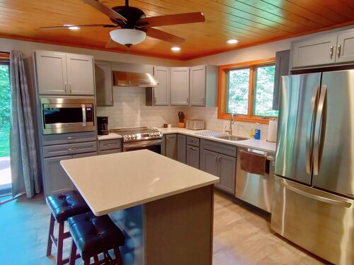 Cozy chalet minutes from Okemo Mtn & VAST