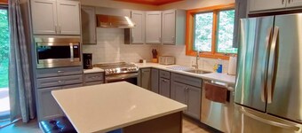 Cozy chalet minutes from Okemo Mtn & VAST