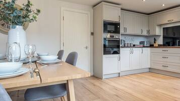 House, Garden View | Private kitchen | Electric kettle, toaster