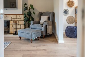 House, Garden View | Living area | Flat-screen TV - Bright&Spacious 3BD in Centre of Bourton (Cheltenham)