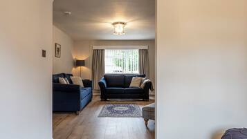 Rumah, pemandangan kebun | Area keluarga | TV layar datar