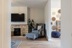 House, Garden View | Living area | Flat-screen TV - Bright&Spacious 3BD in Centre of Bourton (Cheltenham)