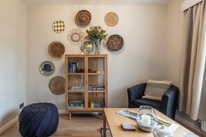 House, Garden View | Living area | Flat-screen TV - Bright&Spacious 3BD in Centre of Bourton (Cheltenham)