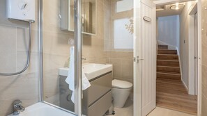 Nhà, quang cảnh vườn | Phòng tắm | Dép đi trong nhà