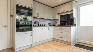 House, Garden View | Private kitchen | Electric kettle, toaster