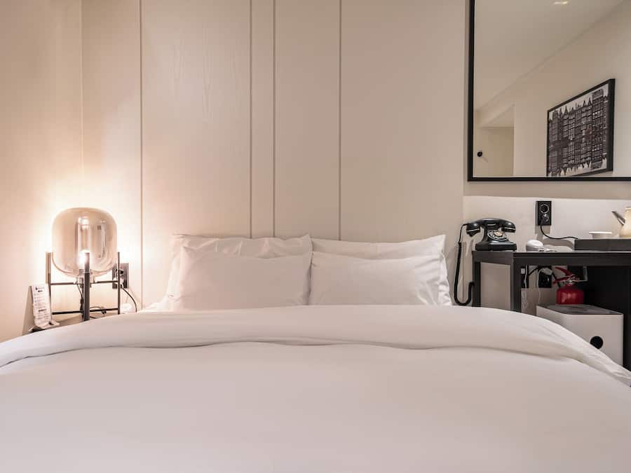 Standaard tweepersoonskamer | Donzen dekbedden, verduisterende gordijnen, gratis wifi, beddengoed