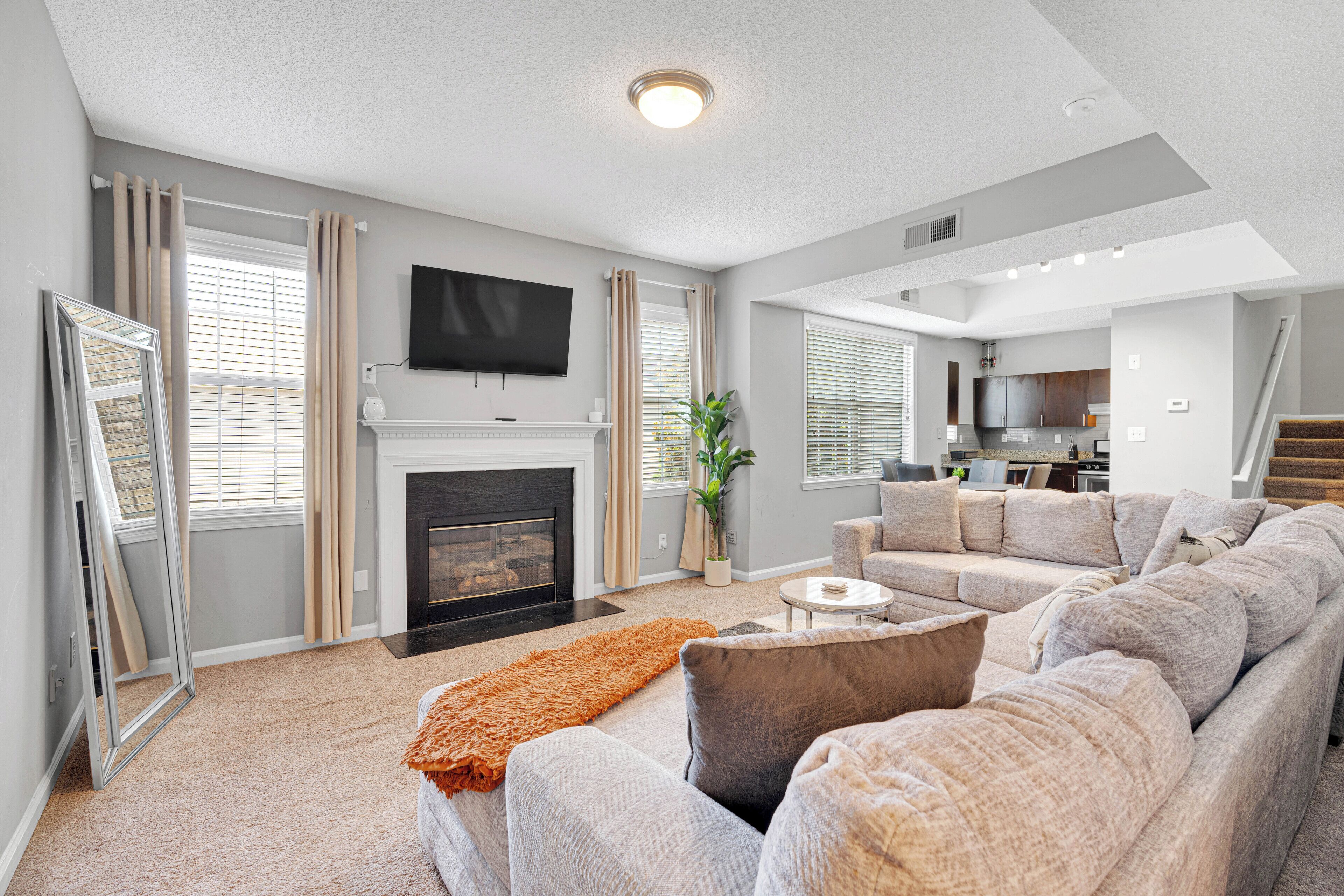 Cozy 2-bedroom stay! Walking distance to Braves Stadium. 