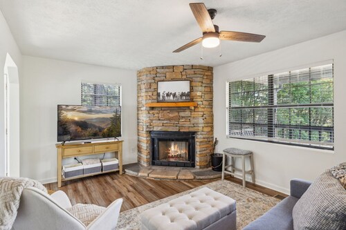 Little Mountain Cabin - 3-Bedroom Retreat with Hot Tub, Fire Pit, Games, and Serene Nature Views