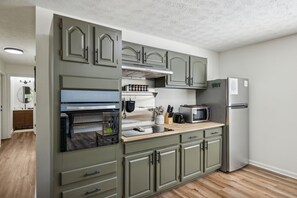 冷蔵庫、電子レンジ、オーブン、コンロ