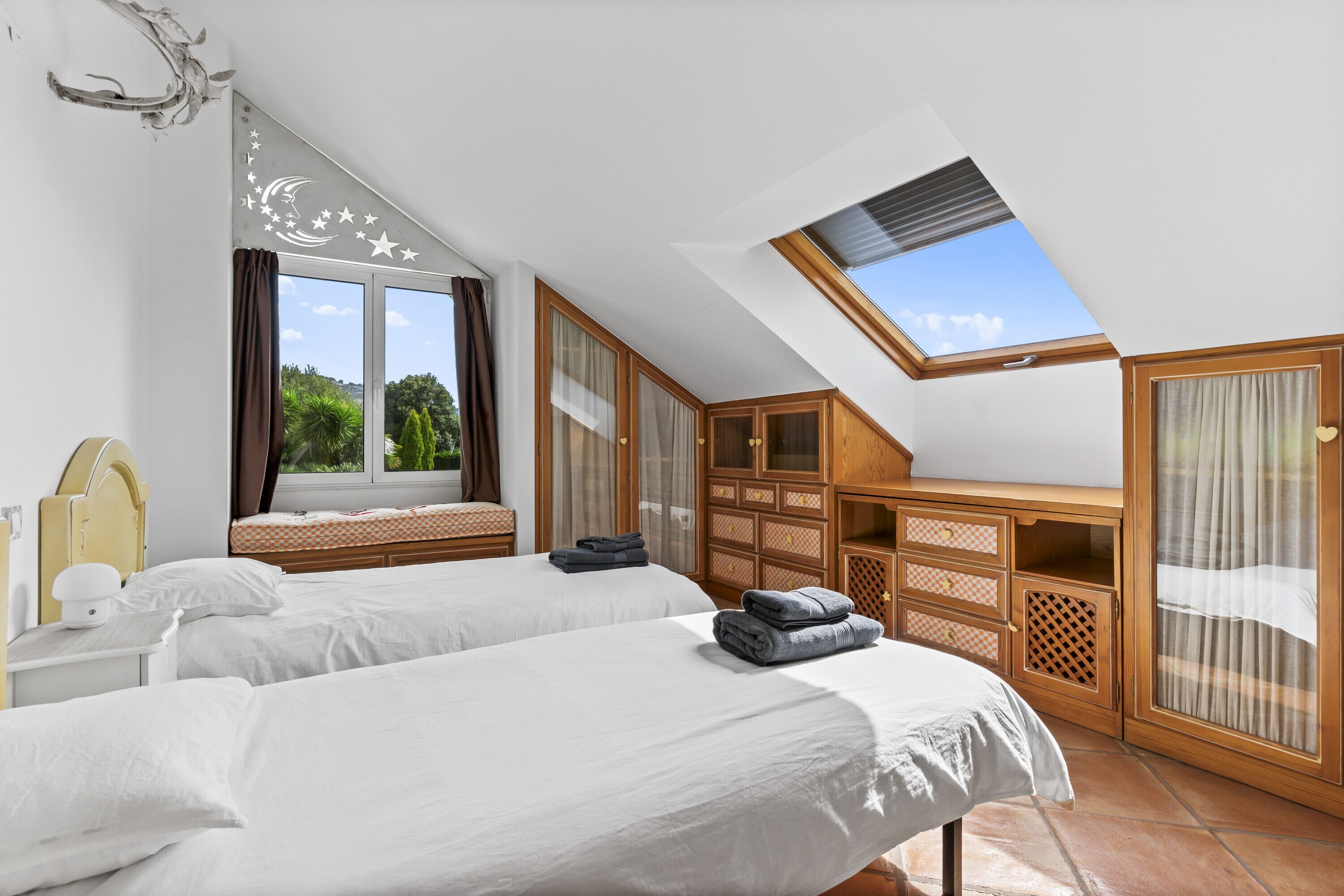 4 slaapkamers, een strijkplank/strijkijzer, gratis wifi, beddengoed