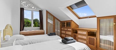 4 slaapkamers, een strijkplank/strijkijzer, gratis wifi, beddengoed