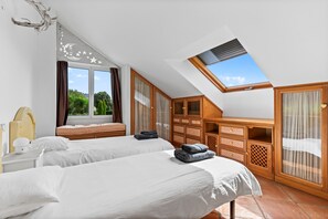 4 bedrooms, iron/ironing board, free WiFi, bed sheets