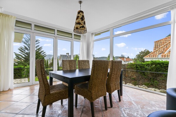 Dining - Holiday Home 'Villa De Lujo En Cantabria' with Mountain View, Wi-Fi and Air Conditioning (Cantabria)