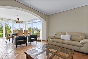 Una televisión, una chimenea