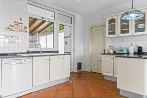 Fridge, microwave, oven, stovetop - Holiday Home 'Villa De Lujo En Cantabria' with Mountain View, Wi-Fi and Air Conditioning (Cantabria)