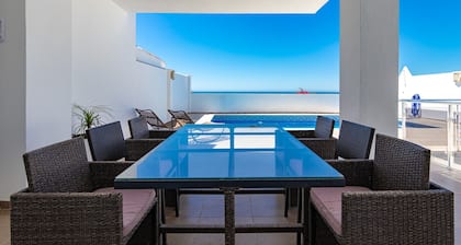 Villa 'Casa Flores 047' with Sea Views, Wi-Fi and Air Conditioning