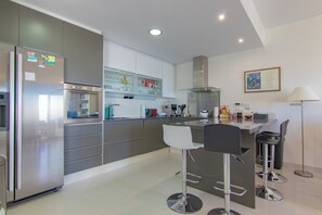 Refrigerador, microondas, horno, placa de cocina