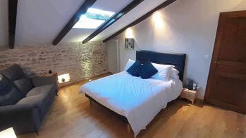 5 bedrooms, iron/ironing board, free WiFi, bed sheets