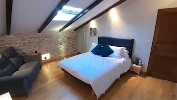 5 bedrooms, desk, iron/ironing board, free WiFi
