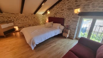 5 bedrooms, iron/ironing board, free WiFi, bed sheets