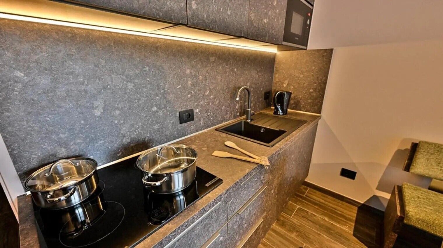 Kühlschrank, Mikrowelle, Herdplatte, Geschirrspüler