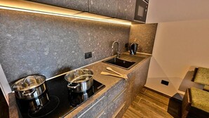 A modern kitchen with granite countertops, a built-in oven, and a coffee maker. - Apartment 'Martellerhof - Opis Pennhaus Small' with Sea View, Shared Terrace and Wi-Fi (Martell)