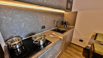 Kühlschrank, Mikrowelle, Herdplatte, Geschirrspüler