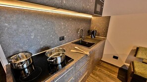 Refrigerador, microondas, parrilla de estufa y lavavajillas 