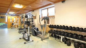 A gym with exercise equipment, dumbbells, and a treadmill. - Apartment 'Martellerhof - Opis Pennhaus Small' with Sea View, Shared Terrace and Wi-Fi (Martell)